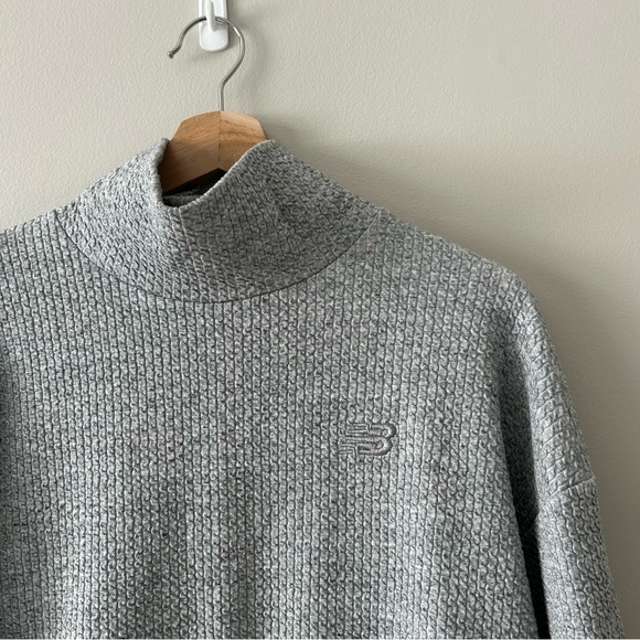 New Balance Cozy Mock Neck Sweater Long Sleeve Tee Athletic Wear Grey Size Small - Picture 6 of 6